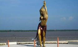 Dünyaca ünlü şarkıcı Şhakira'nın, memleketinde dev heykeli dikildi