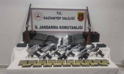 Gaziantep'te 30 tüfek ile 18 ses tabancası ele geçirildi