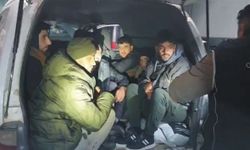Osmaniye'de minibüsten 14 kaçak göçmen çıktı: sürücü ve 2 kişi tutuklandı