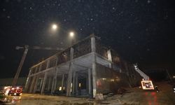 Mersin'de fabrika inşaatında yangın çıktı