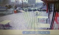 Gaziosmanpaşa'da kaza yapan kamyon şoförü kapı açılınca yola savruldu