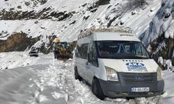 Siirt’te karda mahsur kalan minibüsteki 6 kişi kurtarıldı