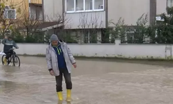 20 dakikalık yağış, Silivri'de sokakları göle çevirdi
