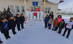 Van'da öğretmen ve öğrenciler, kardan Anıtkabir yaptı