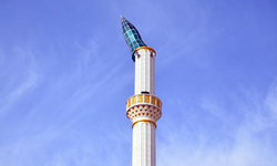 Aksaray'daki şiddetli rüzgar minarenin külahını söktü