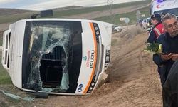 Eskişehir'de kamyonun çarptığı halk otobüsü devrildi: 11 yaralı