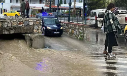 Sağanak yağışlar Bodrum sokaklarını göle çevirdi
