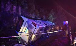 Antalya'da yolcu otobüsü devrildi: 1'i ağır 20 yaralı