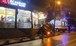 Maltepe’de kontrolden çıkan otomobil restorana daldı