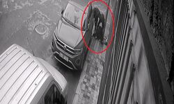 Çaldıkları eşyaları sokakta inceleyen hırsızlık şüphelileri yakalandı