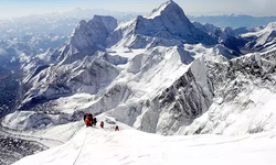 Dünyanın zirvesi Everest Dağı'na dışkı bırakmak yasaklanıyor