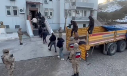 Bitlis'te aranan TIR'ın kasasında 58 Afgan kaçak yakalandı