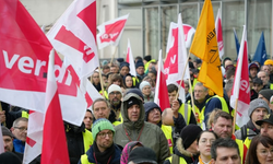 Almanya'da ulaşım personeli greve gitti, milyonlarca yolcu etkilendi