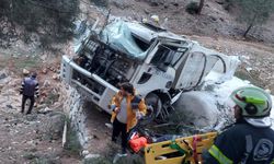 Denizli'de boya yüklü kamyon şarampole devrildi: 1 ölü, 1 yaralı