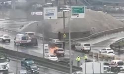 Kadıköy D-100'de otomobil alev alev yandı