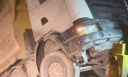 Sultangazi'de hafriyat kamyonu uçurumdan yuvarlandı