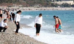 Antalya'da sıcak havayı gören vatandaşlar, plajda denize girdi