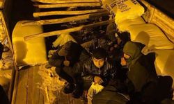 Yerlikaya: 599 düzensiz göçmen ile 20 organizatör yakalandı