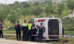 Gaziantep’te yolcu midibüsü devrildi; astsubay öldü, 17 yaralı