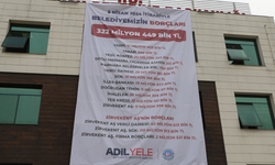 AK Parti'den CHP'ye geçen belediyenin borç listesi, binaya asıldı