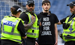 İskoçya-İsrail maçında Filistin protestosu: Kendisini kale direğine zincirledi