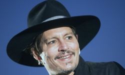 Sararmış ve kirli dişleriyle tanınıyordu! Johnny Depp yeni imajıyla şaşkınlık yarattı