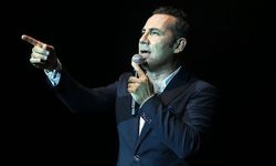 Ferhat Göçer konserinde, katledilen kadın ve çocukları andı