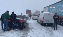 Ankara-İstanbul yolu üzerinde şiddetli kar yağışı ve kazalar nedeniyle trafik akışı durdu, vatandaşlar yolda bekledi