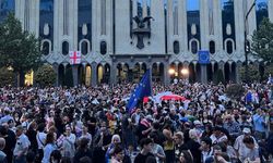 Binlerce Gürcü, Cumhurbaşkanı Kavelashvili'nin göreve başlamasını parlamento önünde protesto etti