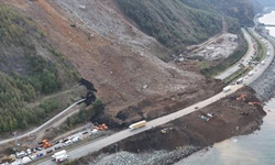 Artvin’de heyelan dalgası sürüyor! Karayolu ulaşıma kapandı