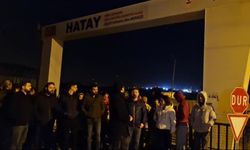 Hatay’da konteyner kentte kalan öğretmenler, elektriklerin kesilmesini protesto etti