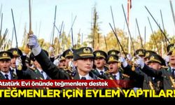 Atatürk Evi önünde teğmenlere destek