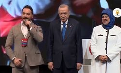 Sinan Akçıl, Erdoğan'ın elini öptükten sonra yanında şarkı söyledi
