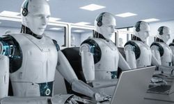 Çin'de insansı robot çılgına döndü: Personele tekme tokat girişti