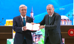 Cumhurbaşkanı Erdoğan’dan Tokayev’e devlet nişanı: Kardeşliğimizin güçlü bir nişanesi