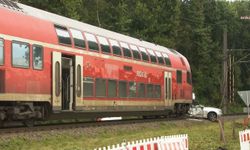 Almanya'da tren otomobile çarptı! İki kişi hayatını kaybetti...
