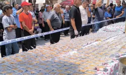 Kadirli’de belediyenin ücretsiz aşure dağıtımında kuyruk oluştu