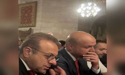 “Elini sıkmadığı” iddia edilmişti: Egemen Bağış ve Bilal Erdoğan mevlitte yan yana saf tuttu…