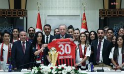 Erdoğan, Yüksekovaspor Kadın Futbol Takımı'nı kabul etti