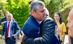 Özgür Özel annesini kaybeden arkadaşına taziye ziyaretine gitti