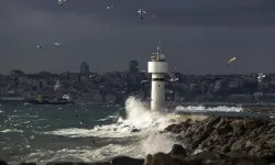 İstanbul’da fırtına hayatı felç etti: Tekne alabora oldu, ağaçlar devrildi