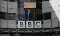 BBC'de üst düzey sunucuya şok iddia: Genç çalışana müstehcen görüntü gönderdi