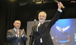 Adana Altın Koza Film Festivali'nde Onur Ödülü kazanan Mehmet Aslantuğ ödülü Zeydan Karalar adına aldı