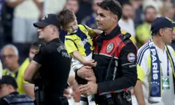 Forması çıkarılan minik Fenerbahçe taraftarı Kadıköy'de unutulmaz gece yaşadı