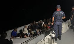 İzmir’de düzensiz göçmen operasyonu: 51 kişi yakalandı, 2 şüpheli gözaltında