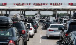Gurbetçi sezonunda sınır kapılarında rekor yoğunluk! 3,7 milyon yolcu giriş çıkış yaptı