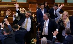 Siyasi kriz Meclis’e taştı: Başbakan'a yumurtalı protesto