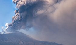 Etna yeniden patladı! Kül bulutu hava trafiğini vurdu