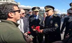 İstiklal'de bir garip uygulama: Zabıtanın karanfil dağıtımına polis müdahalesi