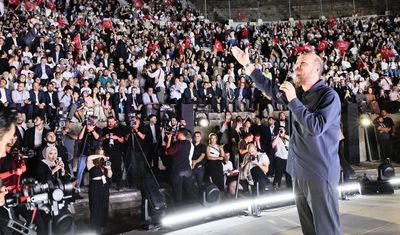 Bilal Erdoğan sahnede şarkı söyledi